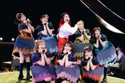 藤澤涼架（Key / Mrs. GREEN APPLE）とともにパフォーマンスするFRUITS ZIPPER。（撮影：田中聖太郎写真事務所）