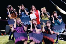藤澤涼架（Key / Mrs. GREEN APPLE）とともにパフォーマンスするFRUITS ZIPPER。（撮影：田中聖太郎写真事務所）