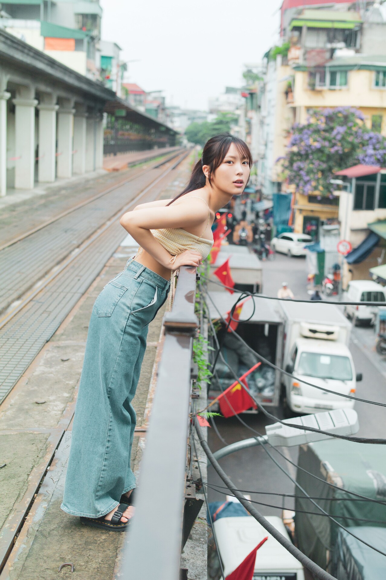 ≒JOYの逢田珠里依1st写真集（タイトル未定）先行カット ©集英社／細居