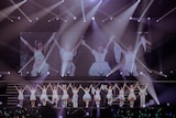 客席に挨拶をするBEYOOOOONDS。