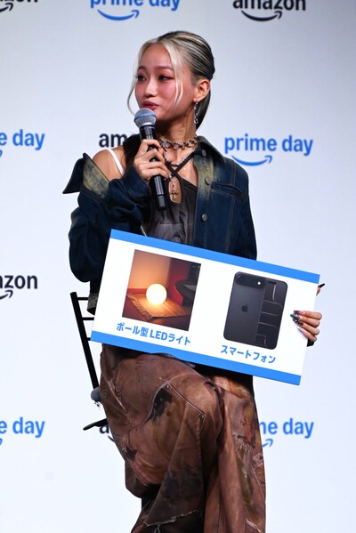 Amazon「プライムデー」の注目商品を発表するYURI。間接照明が好き。