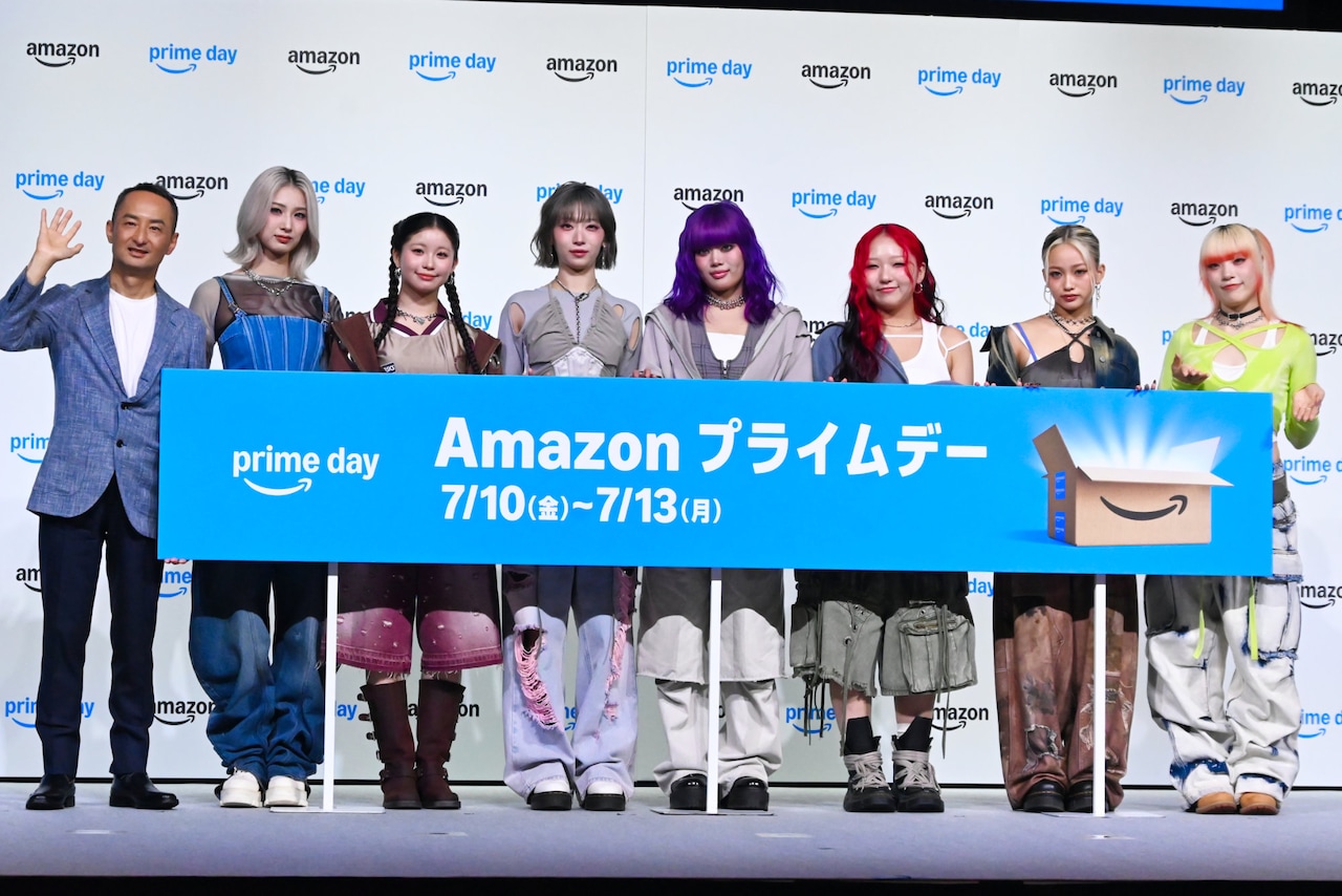 「Amazon『プライムデー』記者発表会」の様子。左からアマゾンジャパン合同会社の鈴木浩司氏、HANA。