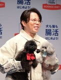 愛犬のアルちゃん＆エルちゃんを抱えた西川貴教。