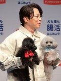 愛犬のアルちゃん＆エルちゃんを抱えた西川貴教。