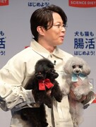 愛犬のアルちゃん＆エルちゃんを抱えた西川貴教。