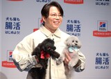 愛犬のアルちゃん＆エルちゃんを抱えた西川貴教。