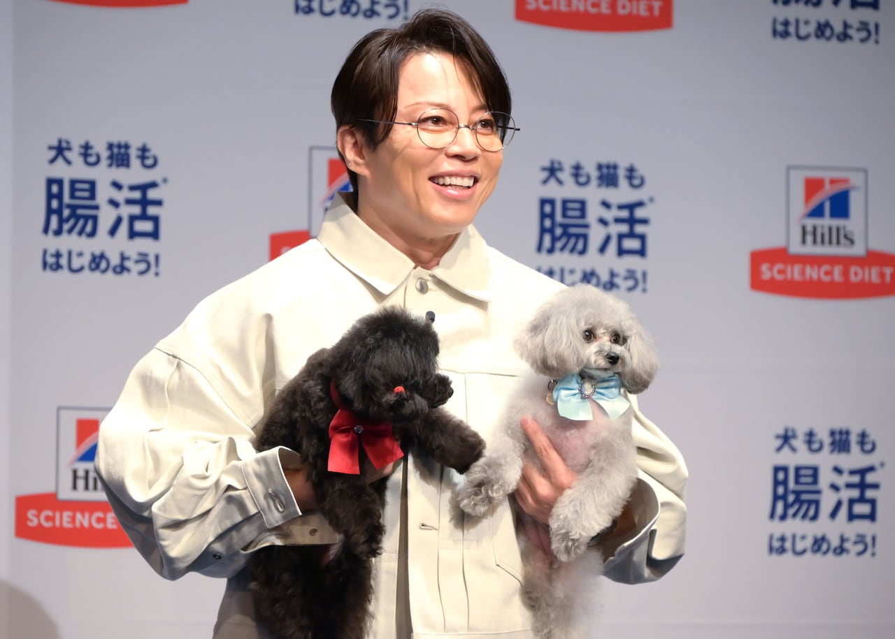 愛犬のアルちゃん＆エルちゃんを抱えた西川貴教。
