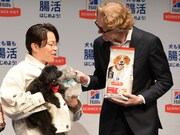 アルちゃん＆エルちゃんと触れ合うヒルズ・コルゲート株式会社代表取締役社長アルノー・ブレル氏（右）。