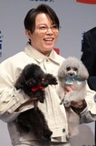 愛犬のアルちゃん＆エルちゃんを抱えた西川貴教。