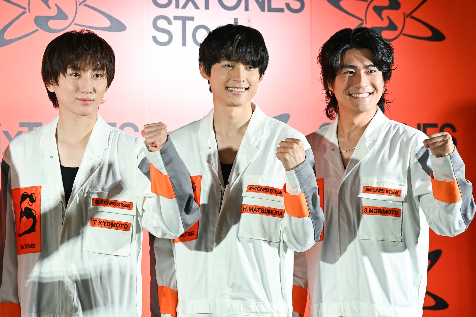 ガッツポーズをする京本大我、松村北斗、森本慎太郎。 [画像・動画
