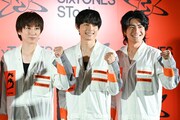 ガッツポーズをする京本大我、松村北斗、森本慎太郎。