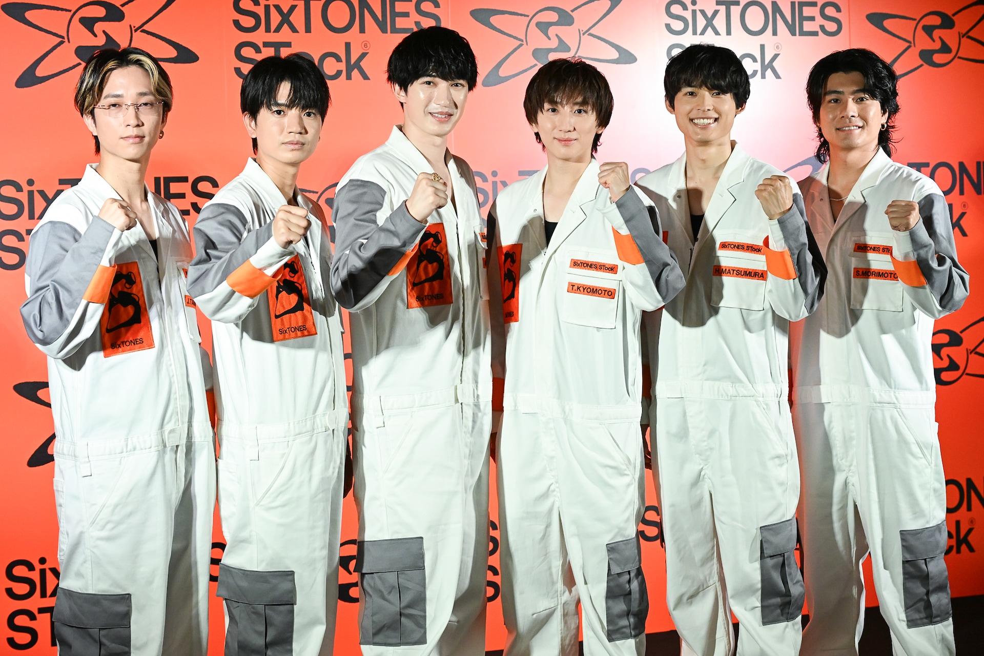 SixTONES STock」取材会につなぎ姿で登場したSixTONES。 [画像・動画