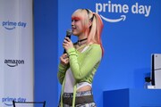 クイズに答えるMAHINA。