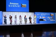 クイズの正解がステージセットに書いてあったことが判明し、メンバーから「見てないよね！」とフォローされるMAHINA（右端）。