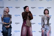 「3！」を記者陣にアピールすKOHARU（中央）とJISOO（右）。