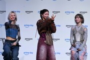 「3！」を記者陣にアピールするMOMOKA（左）とKOHARU（中央）。