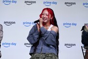メンバーがクイズに正解し、うれしそうなCHIKA。