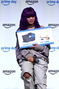Amazon「プライムデー」の注目商品を発表するNAOKO。プロジェクターは持っているメンバーが多いという。