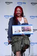 Amazon「プライムデー」の注目商品を発表したCHIKA。掃除をロボット掃除機にお任せ。