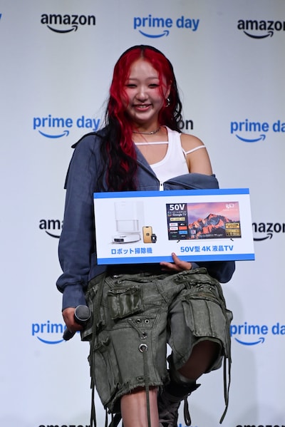 Amazon「プライムデー」の注目商品を発表したCHIKA。掃除をロボット掃除機にお任せ。