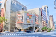 「SixTONES STock」イベント期間中の東京・Ginza Sony Parkの外観。