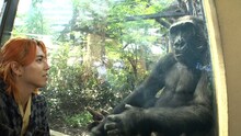 京都市動物園を訪れた松尾太陽（超特急）。（写真提供：NHK）