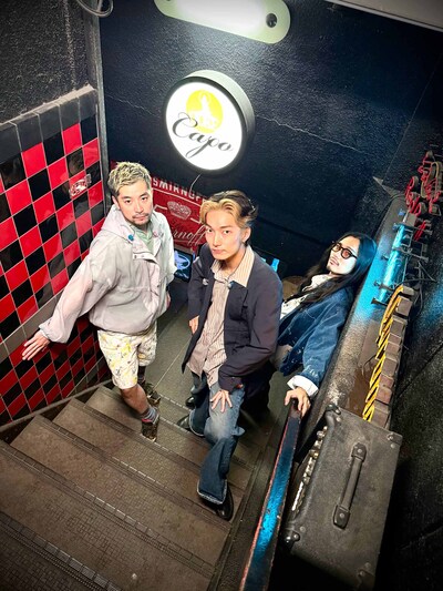 東京・下北沢にあるバー・DUKE CAPOからライブ配信を行ったOffo tokyo。