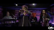 東京・下北沢にあるバー・DUKE CAPOでパフォーマンスするOffo tokyo。