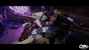 東京・下北沢にあるバー・DUKE CAPOでパフォーマンスするOffo tokyo。