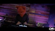 東京・下北沢にあるバー・DUKE CAPOでパフォーマンスするOffo tokyo。