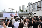 東京・ららぽーと豊洲でライブを披露する柏木由紀。©You, Be Cool!/KING RECORDS