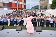 東京・ららぽーと豊洲に集まったファンと記念撮影する柏木由紀。©You, Be Cool!/KING RECORDS