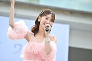 東京・ららぽーと豊洲でライブを披露する柏木由紀。©You, Be Cool!/KING RECORDS