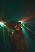 長谷川カオナシ（B）（撮影：神藤剛）