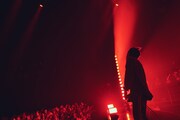 尾崎世界観（Vo, G）（撮影：神藤剛）