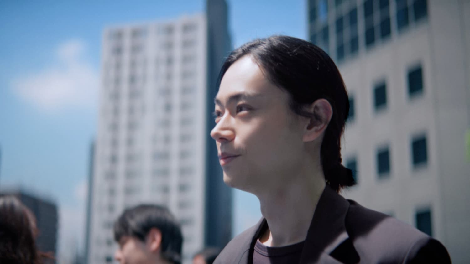 菅田将暉が都会をスピーディーに移動する「S.RIDE」新CM、梅田サイファーが楽曲提供