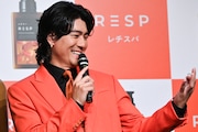 自身の妖精姿をモチーフにした「しがみつきチャーム」を愛おしそうに見つめる森本慎太郎（SixTONES）。
