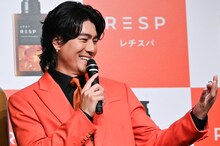 自身の妖精姿をモチーフにした「しがみつきチャーム」を愛おしそうに見つめる森本慎太郎（SixTONES）。
