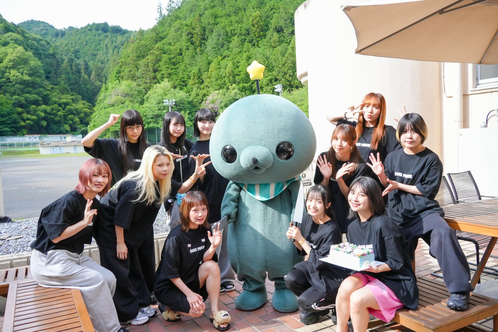 GANG PARADEがスイカ割り、ピザ焦がし、カラオケ歌う　教育番組のタマ登場サプライズも