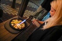 耳丸焦げピザを追い焼きするココ・パーティン・ココ。