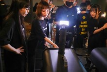 ピザ窯を見つめるユイ・ガ・ドクソン、チャンベイビー、ナルハワールド。
