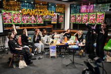 カラオケ大会中のGANG PARADE。