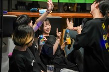 カラオケ大会中のGANG PARADE。
