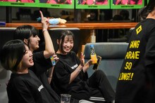 カラオケ大会中のGANG PARADE。