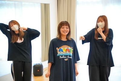 ラジオ体操を行うキラ・メイ、チャンベイビー、月ノウサギ。