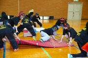 GANG PARADEのもの引き対決の様子。
