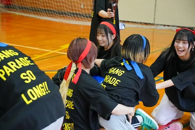 GANG PARADEのもの引き対決の様子。
