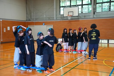 GANG PARADEのムカデ競争の様子。