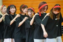 GANG PARADEのムカデ競争の様子。