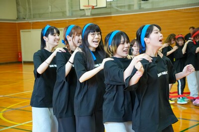 GANG PARADEのムカデ競争の様子。
